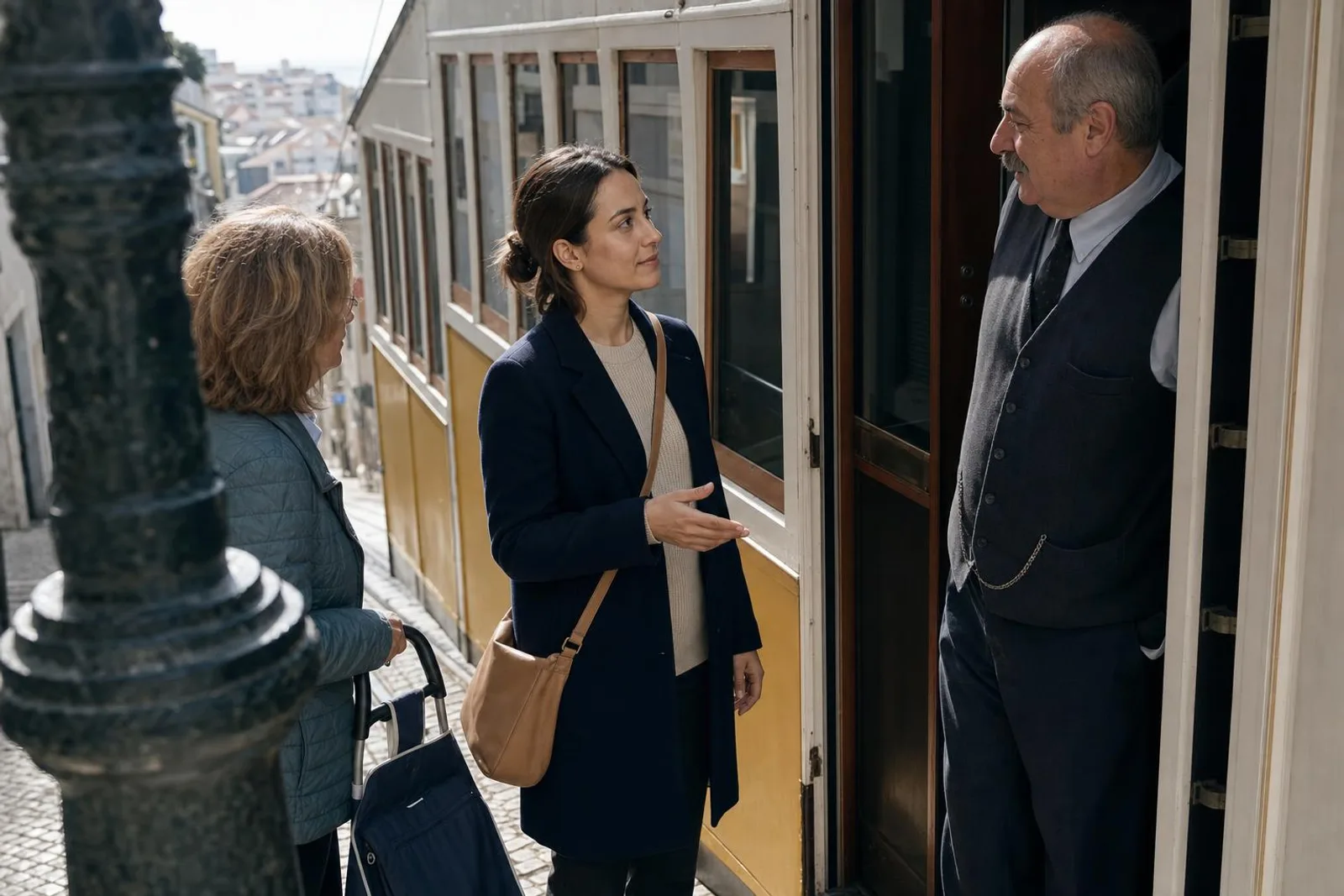 Devant un funiculaire à l'arrêt, une passante converse avec son conducteur.