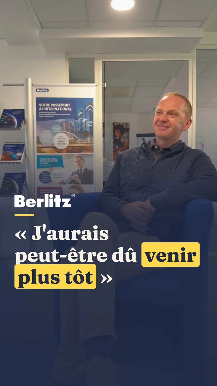 Alexis, qui a appris l'anglais chez Berlitz, témoigne face caméra.