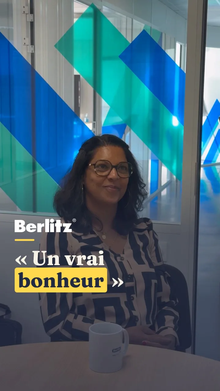 Elza, qui apprend l'espagnol, témoigne face caméra.