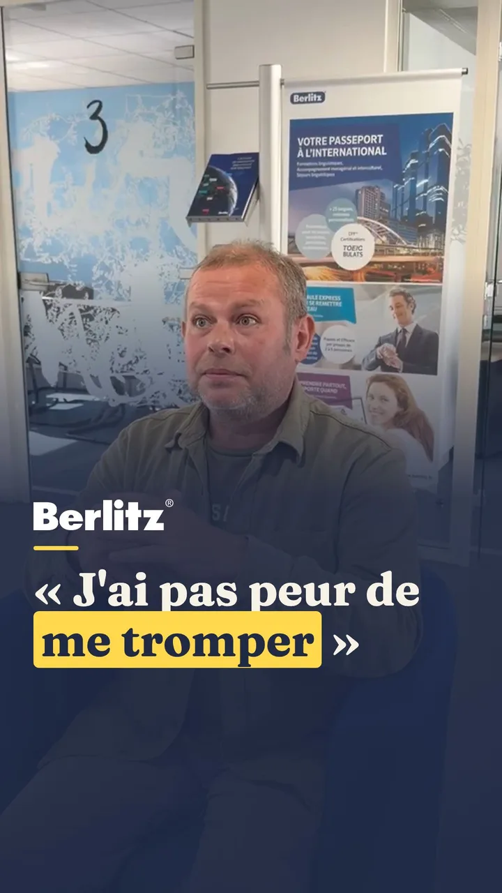François, qui apprend l'anglais chez Berlitz, témoigne face caméra.