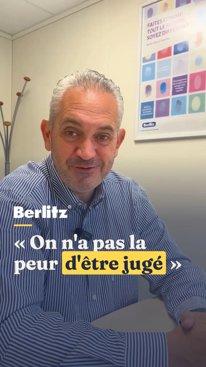 Grégory, qui apprend l'anglais avant de partir vivre aux États-Unis, témoigne face caméra.